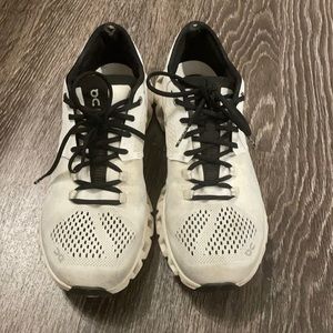 On cloud running shoes 7.5
